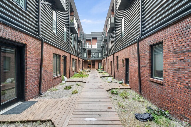Building Photo - 4 Bed 3.5 Bath Townhomes 2176 sqft