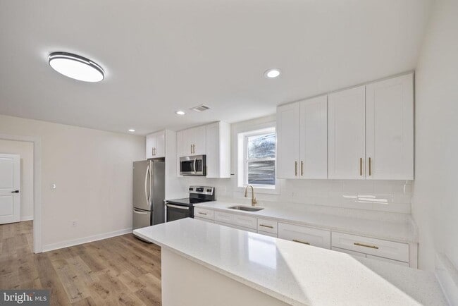 Photo - 555 S Marlyn Ave