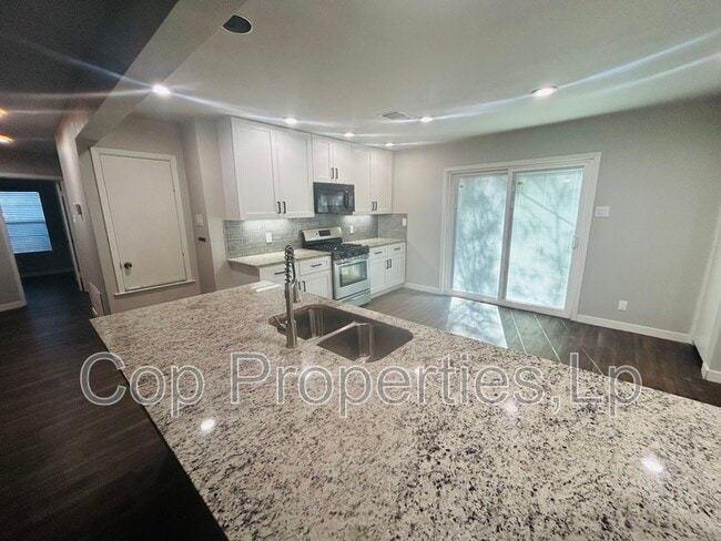 Photo - 2914 Greenacres St