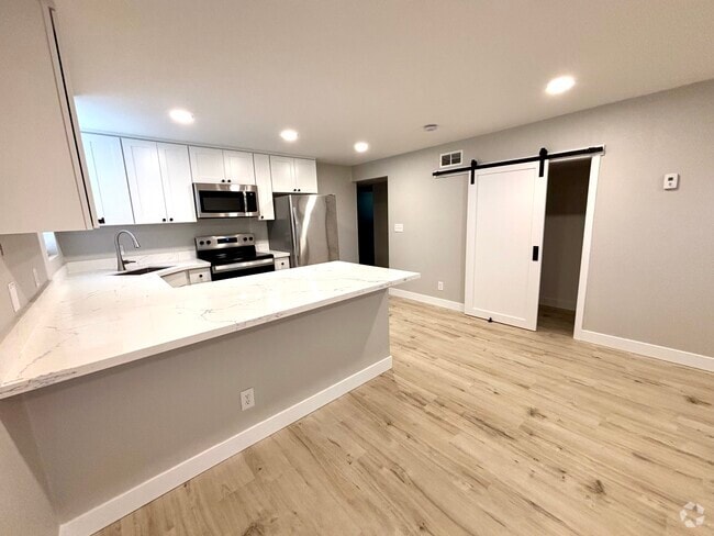 Building Photo - 2026 Lombard Ave Rental