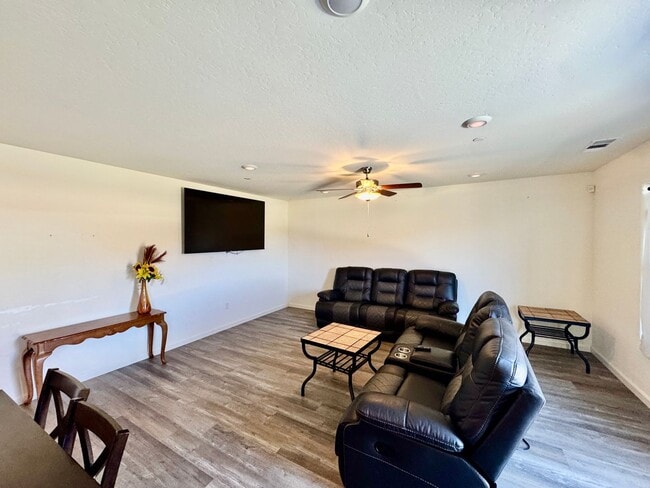 2096 Coulter Ln