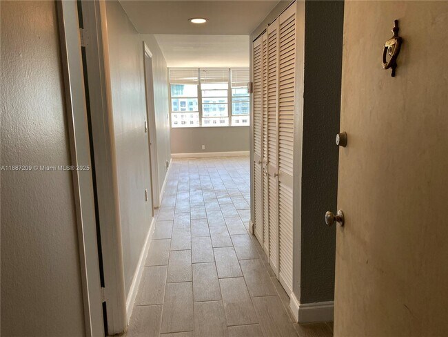 Photo - 2025 NE 164th St Unidad 807