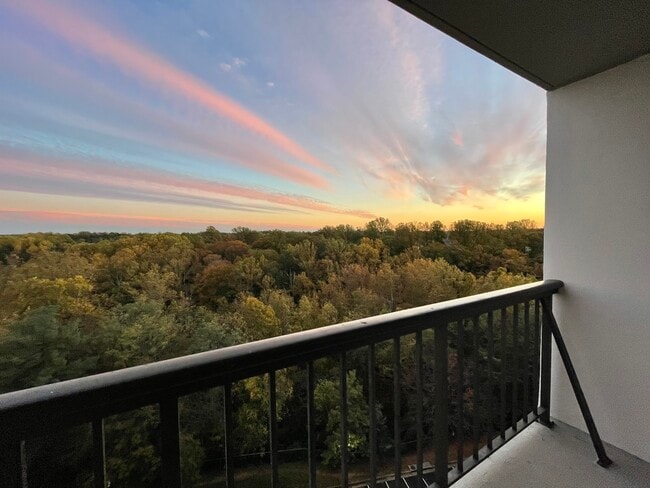 Building Photo - 3800 Powell Ln Unit #1107