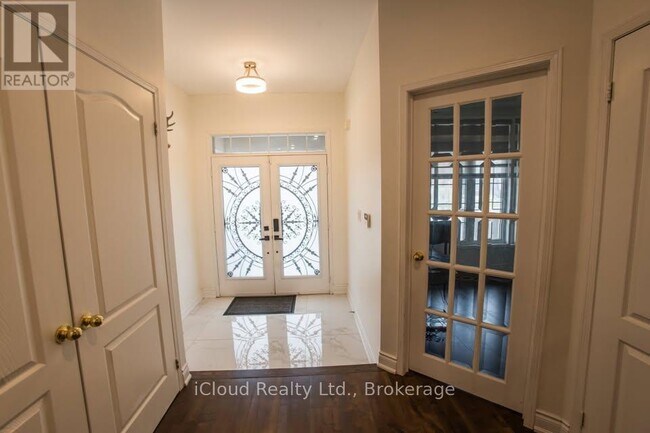 Photo - 81 Crown Victoria Dr