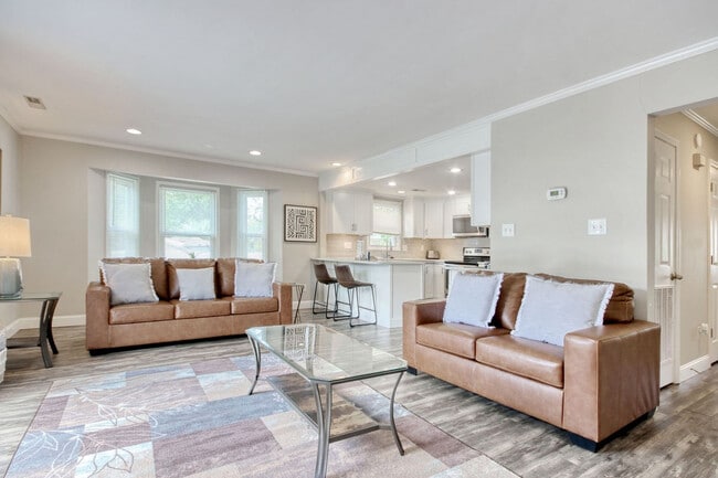 Building Photo - 1563 Elizabeth Rd Unit ID1356515P