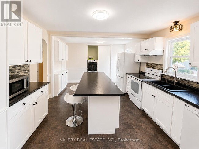 Photo - 374 Edmonton St