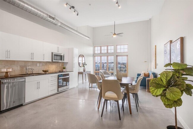 Building Photo - 2235 E 6th St Unit 419 Rental