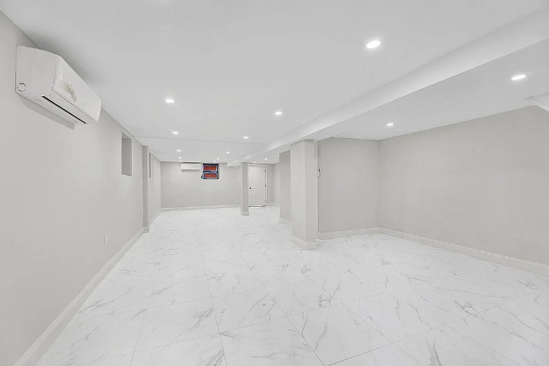 Photo - 663 E 94th St