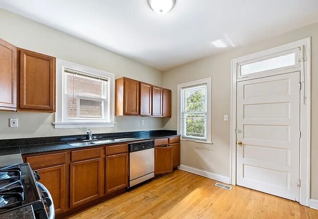 Photo - 8756 Sproat Ave