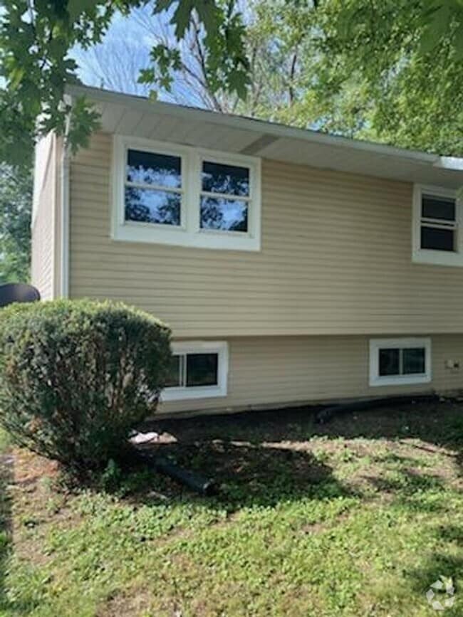 Building Photo - Charming 3-Bedroom Home with Spacious Yard...