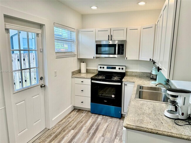 Building Photo - 301 NE 15th Ave Unit 1