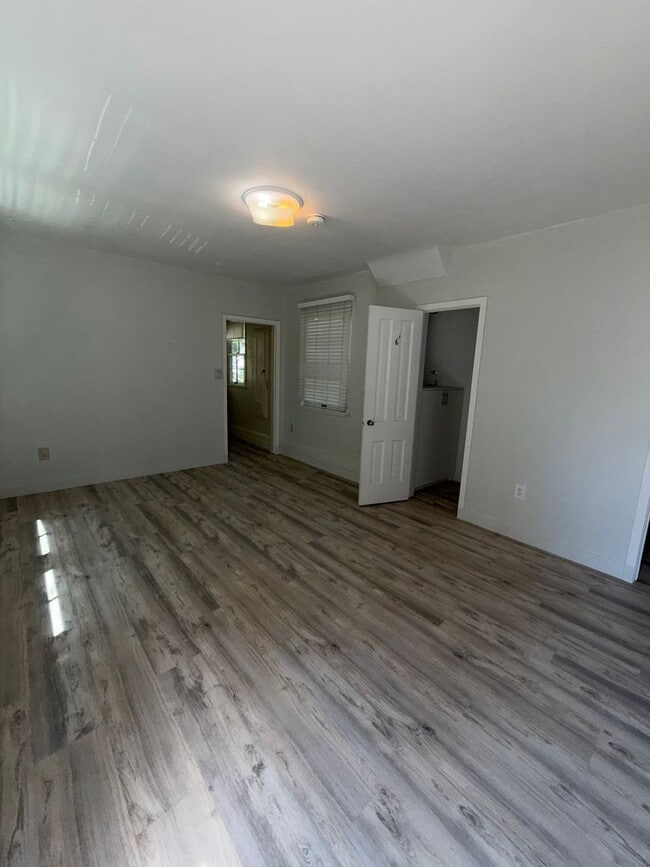 Building Photo - 449 Midvale Ave Unit 453 1/2