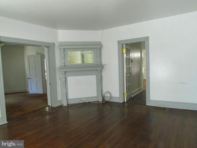 Photo - 611 E State St