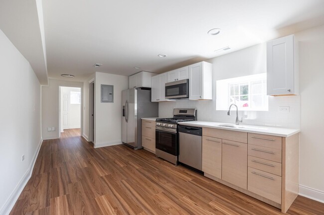 Building Photo - 3100 N Harding Ave Unit 2