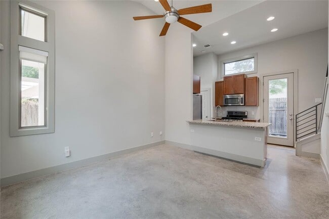 Building Photo - 2612 Willow St Unit B