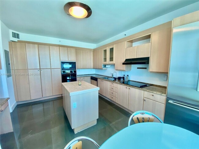 Photo - 300 South Pointe Dr Unidad 3204