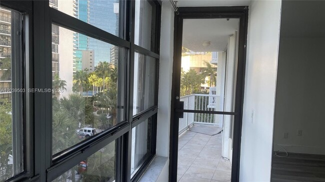 Building Photo - 1440 Brickell Bay Dr Unit 508