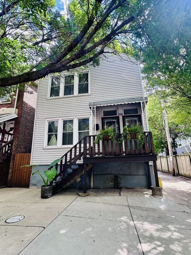 Building Photo - 731 W 16th St Unit 2 Rental