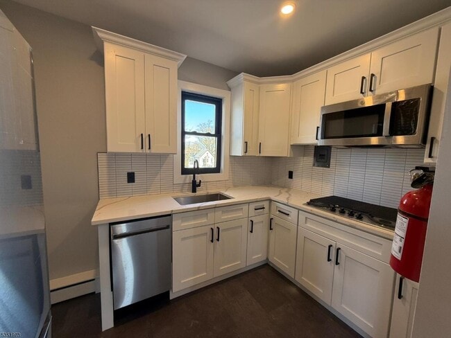 Photo - 19 Abbotsford Ave Unit 3