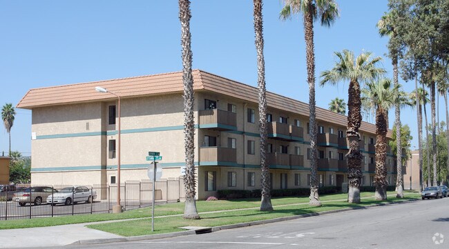 Photo - Oaktree Apartments