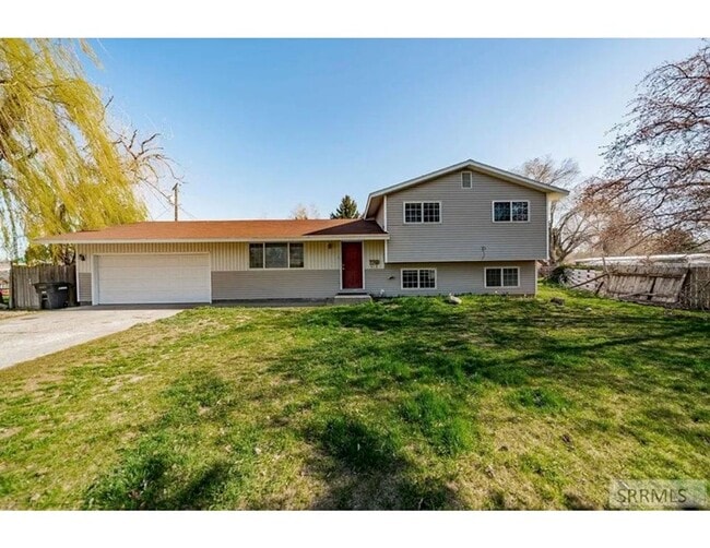 Building Photo - Spacious and recently updated, this 6-bedr...