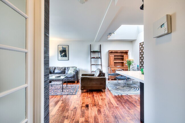 Building Photo - 4373 Av Av Coloniale, Unit 4