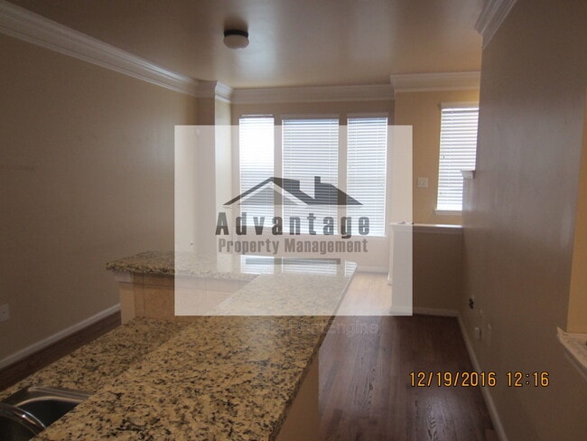Photo - 1069 Park Row N
