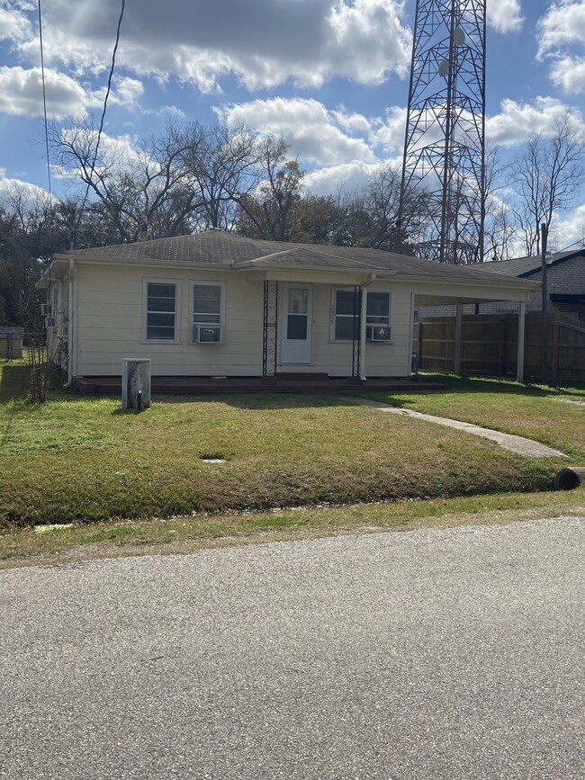 Frente de casa con estacionamiento cubierto. - 2975 Pecos St Casa