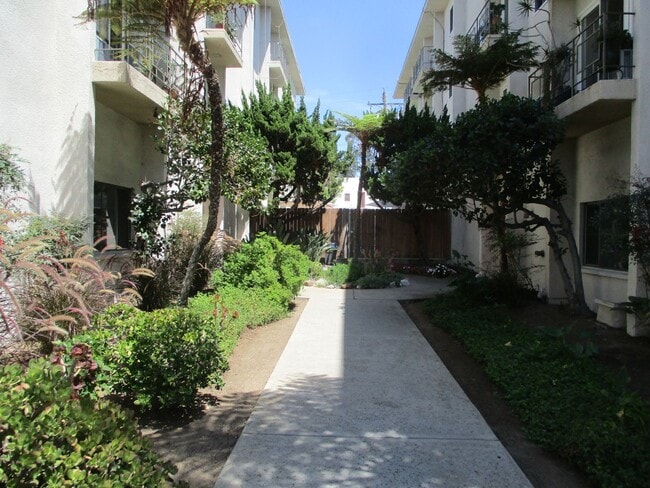 Building Photo - Desirable Park Blvd 1 Bdr 1 Ba 3rd Floor Condo in Hillcrest Unit 304
