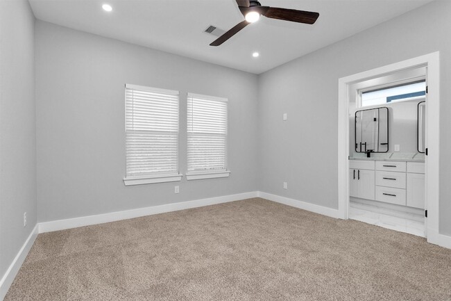 Photo - 6918 Dumble St