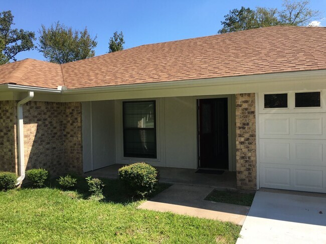 Building Photo - 3/2/2 car garage Fenced yard pet friendly.... Rental