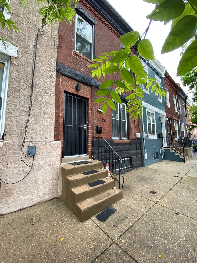 2229 W Dauphin St