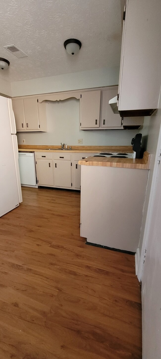 Building Photo - 2BR Duplex Rental