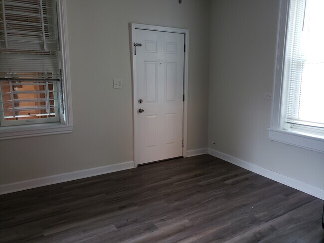 Eat-in Kitchen - 1810 S Throop St