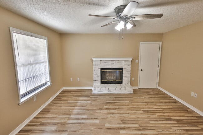 Photo - 213 Walker Cir W
