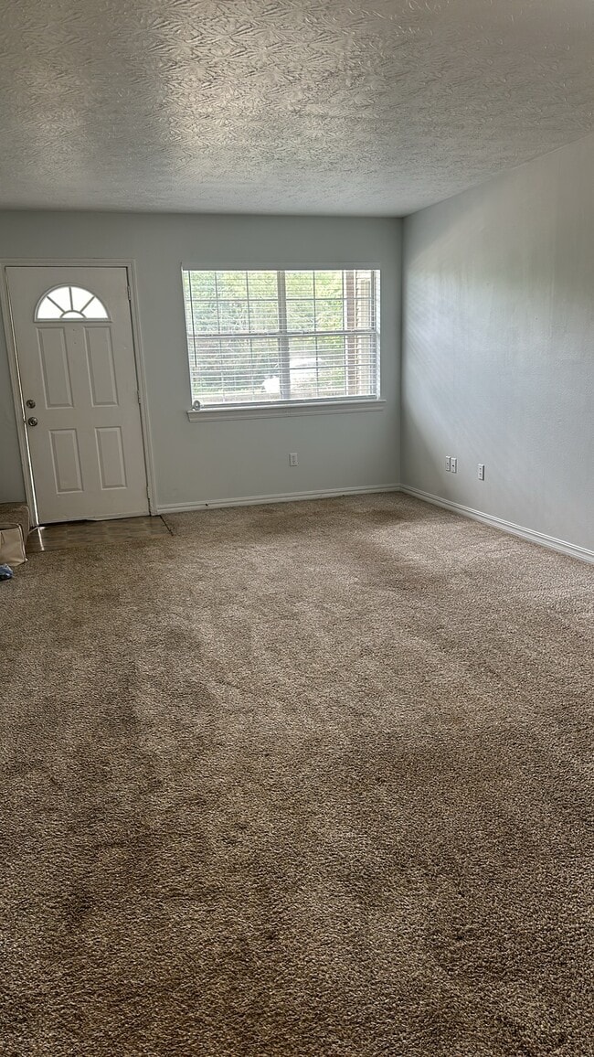 Building Photo - 2 Green Meadow Ln Rental