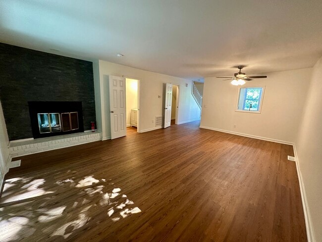 Photo - 2 BEDROOM/ 1.5 BATHROOM TOWNHOME-WALKING D...