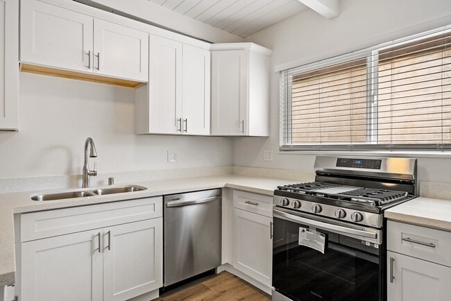 Building Photo - Quiet Comfortable Upstairs 2 Bedroom 1 Bat... Unit 524 #1