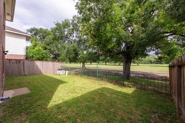 Building Photo - 8252 Golf Green Cir
