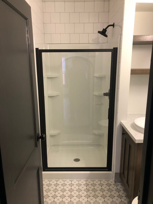 Shower - 524 S Dorchester Ave Unit 1