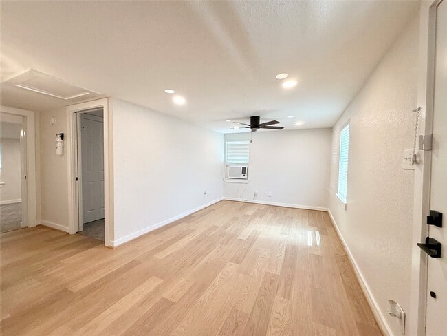 Photo - 738 Caisson St