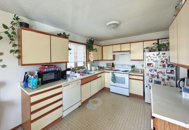 Photo - Off Campus Housing Option - Spacious 3 Bedroom Unit! Unit 799