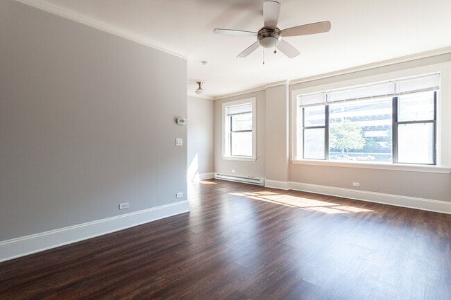Building Photo - 827 W Lakeside Pl Unit CC