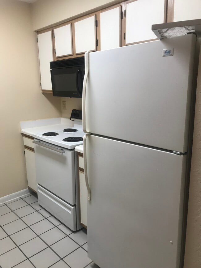 Building Photo - 3410 Pinewalk Dr N Unit 825