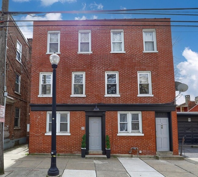 Building Photo - 40 W James St Unit 2