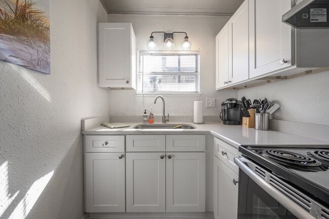 Building Photo - 2235 1st Ave N Unit 2