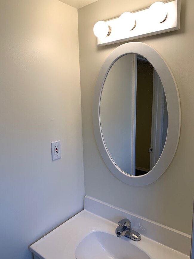 Building Photo - 308 W center Street Unit Appt A