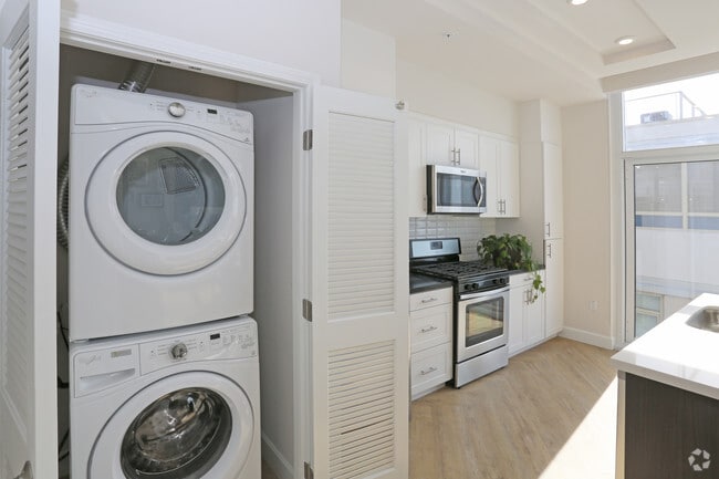 Studio, 1 BA - 668 SF - Eighteen Ten State St
