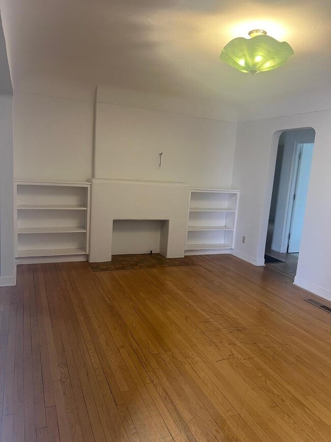 Photo - 630 Bryn Mawr Dr NE