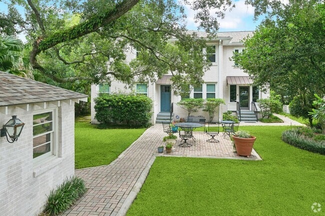 Building Photo - 67 S Wren St Rental